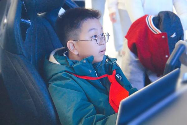 科技之光 (12.1) 科技之光 (12.1)